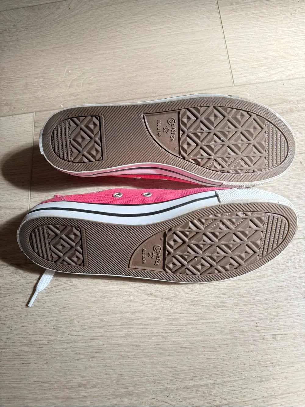 Converse vibrant hot